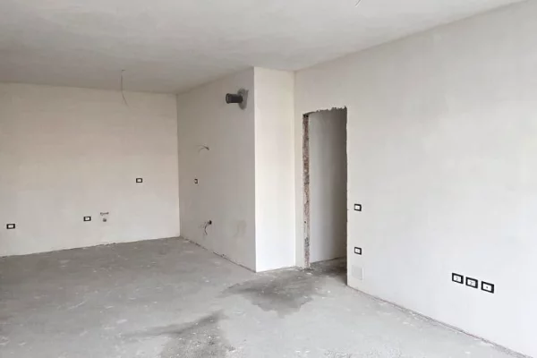 Shtepi ne shitje Apartament ne Tirane, 3+1, Mobilimi Bosh, pa mobiluar, Pagesa 277,500  Euro.