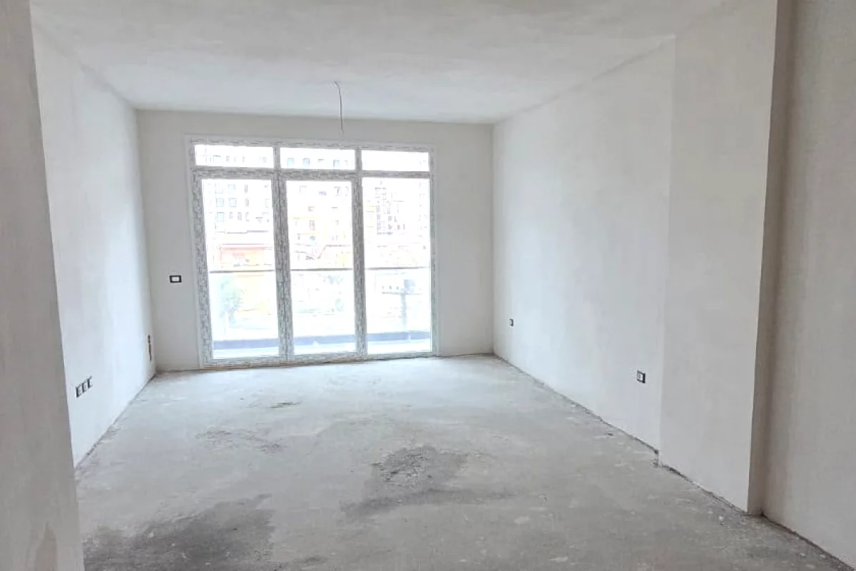Shtepi ne shitje Apartament ne Tirane, 3+1, Mobilimi Bosh, pa mobiluar, Pagesa 277,500  Euro.
