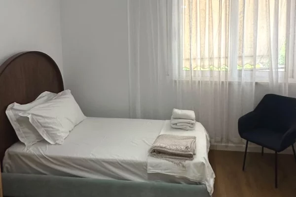 Shtepi me qera Apartament ne Tirane, 2+1, Mobilimi E mobiluar, Pagesa 900  Euro.