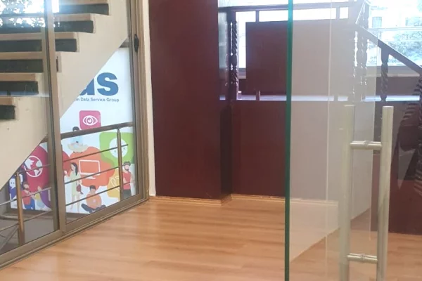 Ambient biznesi me qera 3+1 ne Tirane - 90,000 Leke