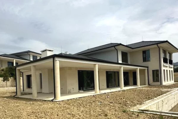 Shtepi ne shitje Vila Luksoze ne Tirane, 5+1, Mobilimi Bosh, pa mobiluar, Pagesa 100  Euro.