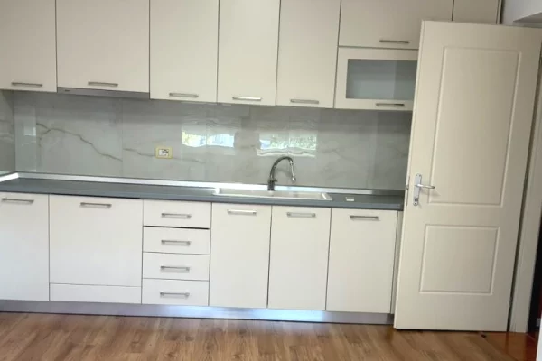 Shtepi me qera Apartament ne Tirane, 1+1, Mobilimi Pjeserisht e mobiluar, Pagesa 460  Euro.