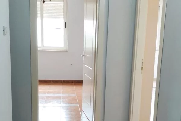 Shtepi me qera Apartament ne Tirane, 1+1, Mobilimi Pjeserisht e mobiluar, Pagesa 460  Euro.
