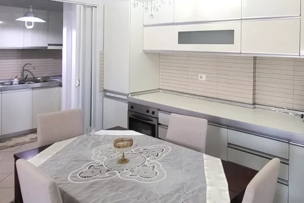 Shtepi ne shitje Apartament ne Tirane, 3+1, Mobilimi E mobiluar, Pagesa 27,500,000  Leke.