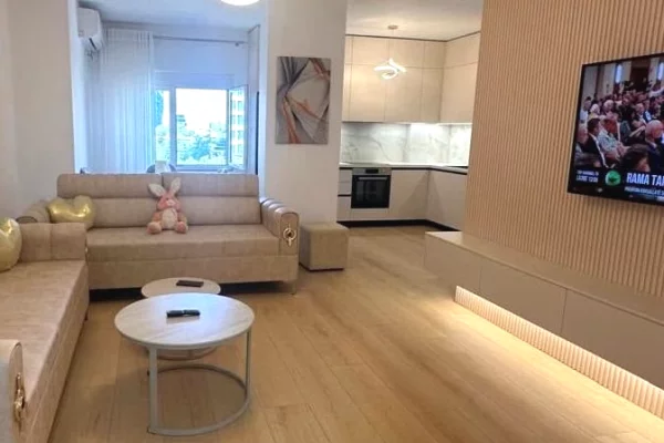 Shtepi me qera 2+1 ne Tirane - 1,000 Euro
