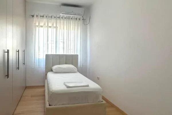 Shtepi me qera Apartament ne Tirane, 2+1, Mobilimi E mobiluar, Pagesa 1,000  Euro.