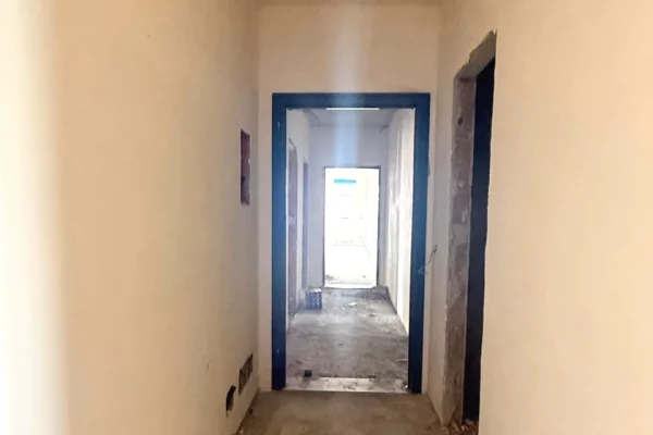 Shtepi ne shitje Apartament ne Tirane, 2+1, Mobilimi Bosh, pa mobiluar, Pagesa 241,500  Euro.