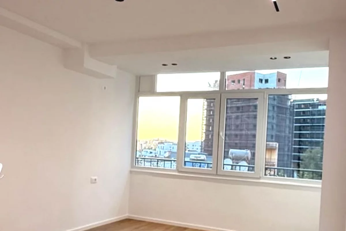 Shtepi ne shitje Apartament ne Tirane, Garsoniere, Mobilimi Bosh, pa mobiluar, Pagesa 150,000  Euro.