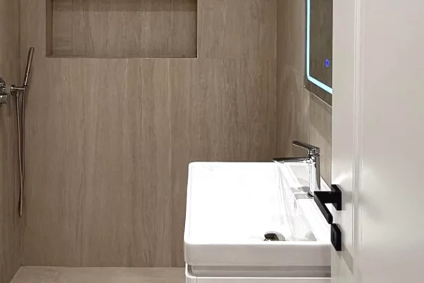 Shtepi ne shitje Apartament ne Tirane, Garsoniere, Mobilimi Bosh, pa mobiluar, Pagesa 150,000  Euro.