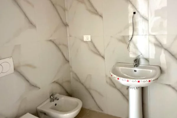 Shtepi ne shitje Apartament ne Tirane, 2+1, Mobilimi Bosh, pa mobiluar, Pagesa 167,000  Euro.