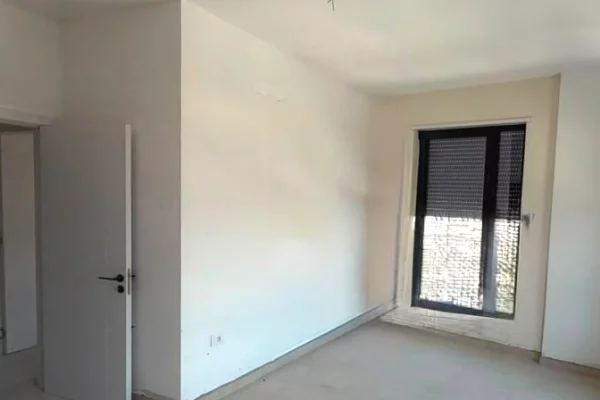 Shtepi ne shitje Apartament ne Tirane, 3+1, Mobilimi Bosh, pa mobiluar, Pagesa 229,650  Euro.