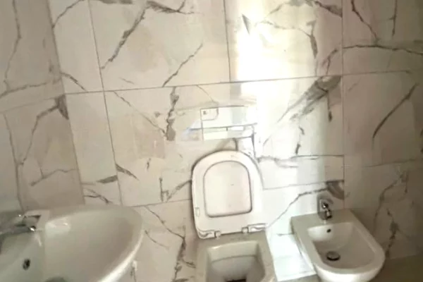 Shtepi ne shitje Apartament ne Tirane, 3+1, Mobilimi Bosh, pa mobiluar, Pagesa 229,650  Euro.