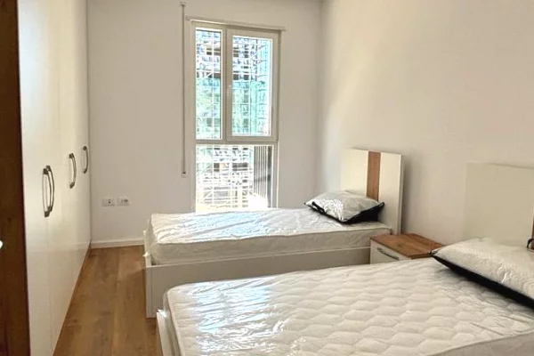 Shtepi me qera Apartament ne Tirane, 2+1, Mobilimi E mobiluar, Pagesa 80,000  Leke.