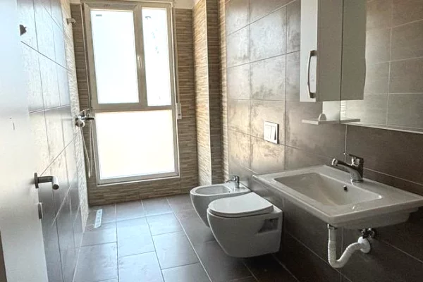 Shtepi me qera Apartament ne Tirane, 2+1, Mobilimi E mobiluar, Pagesa 80,000  Leke.