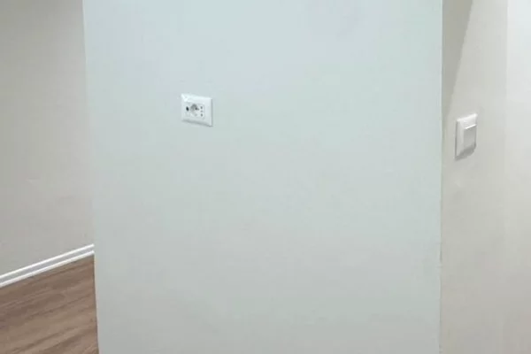 Shtepi ne shitje Apartament ne Tirane, Garsoniere, Mobilimi Bosh, pa mobiluar, Pagesa 110,000  Euro.
