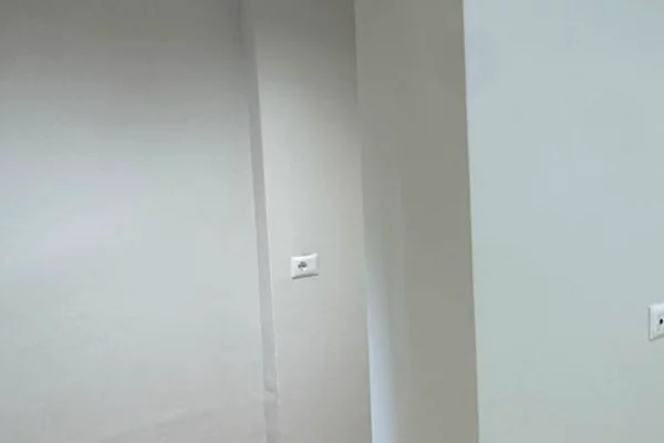 Shtepi ne shitje Apartament ne Tirane, Garsoniere, Mobilimi Bosh, pa mobiluar, Pagesa 110,000  Euro.