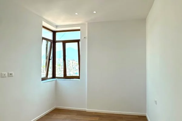 Shtepi ne shitje Apartament ne Tirane, 2+1, Mobilimi Bosh, pa mobiluar, Pagesa 198,000  Euro.