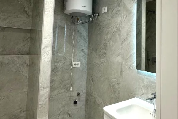 Shtepi ne shitje Apartament ne Tirane, 2+1, Mobilimi Bosh, pa mobiluar, Pagesa 198,000  Euro.