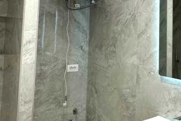 Shtepi ne shitje Apartament ne Tirane, 1+1, Mobilimi Bosh, pa mobiluar, Pagesa 143,000  Euro.