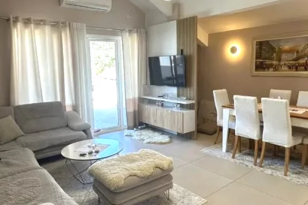  JEPET ME QIRA APARTAMENT PREMIUM 2+1 + VERANDË – XHAMLLIK