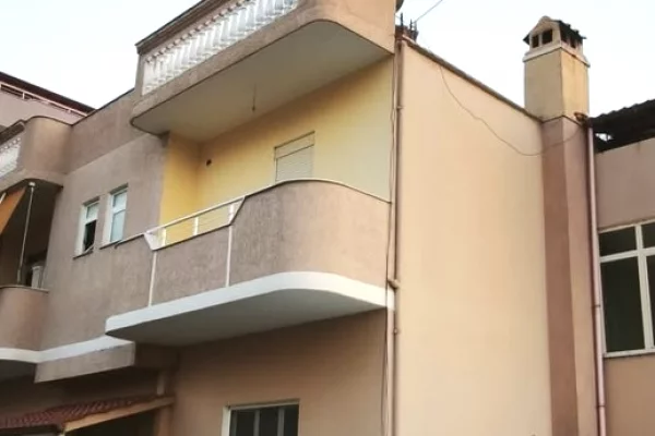 Shtepi ne shitje Shtepi Private ne Elbasan, 5+1, Mobilimi E mobiluar, Pagesa 16,000,000  Leke.
