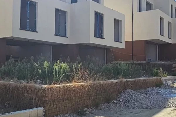 Shtepi ne shitje Vila Luksoze ne Tirane, 4+1, Mobilimi Bosh, pa mobiluar, Pagesa 548,000  Euro.