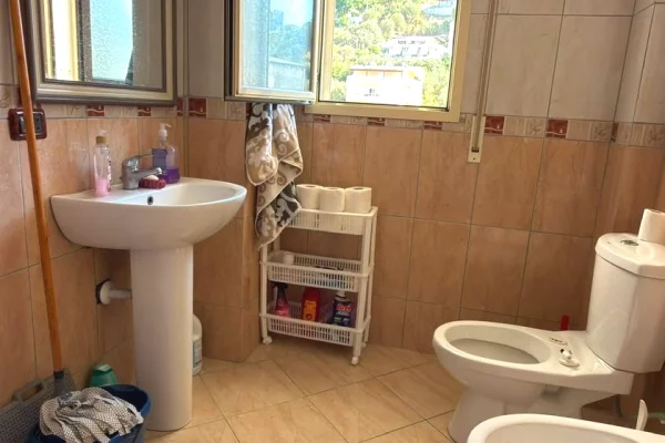 Shtepi ne shitje Apartament ne Vlore, 2+1, Mobilimi E mobiluar, Pagesa 100  Euro.