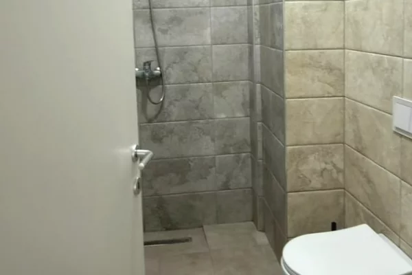 Shtepi me qera Apartament ne Tirane, 2+1, Mobilimi E mobiluar, Pagesa 80,000  Leke.