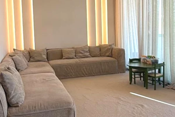 Shtepi ne shitje Apartament ne Tirane, 4+1, Mobilimi E mobiluar, Pagesa 570,000  Euro.
