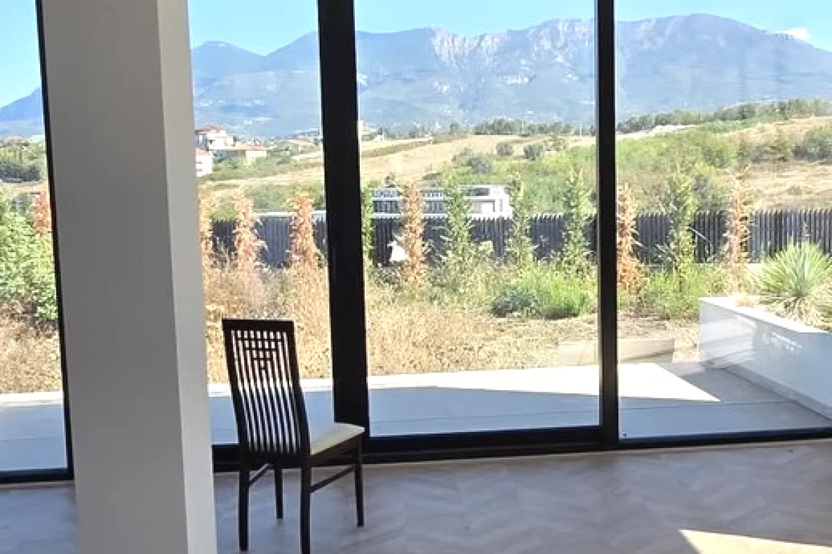 Shtepi ne shitje Apartament ne Tirane, 4+1, Mobilimi Bosh, pa mobiluar, Pagesa 1,000,000  Euro.