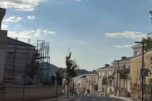 Shtepi ne shitje Vila Luksoze ne Tirane, 4+1, Mobilimi Bosh, pa mobiluar, Pagesa 1,100,000  Euro.