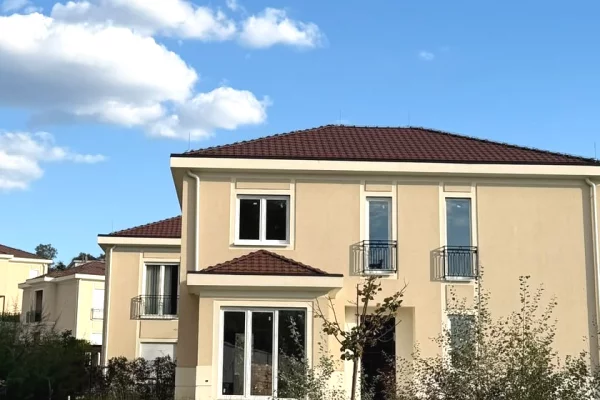 Shtepi ne shitje Vila Luksoze ne Tirane, 4+1, Mobilimi Bosh, pa mobiluar, Pagesa 1,100,000  Euro.