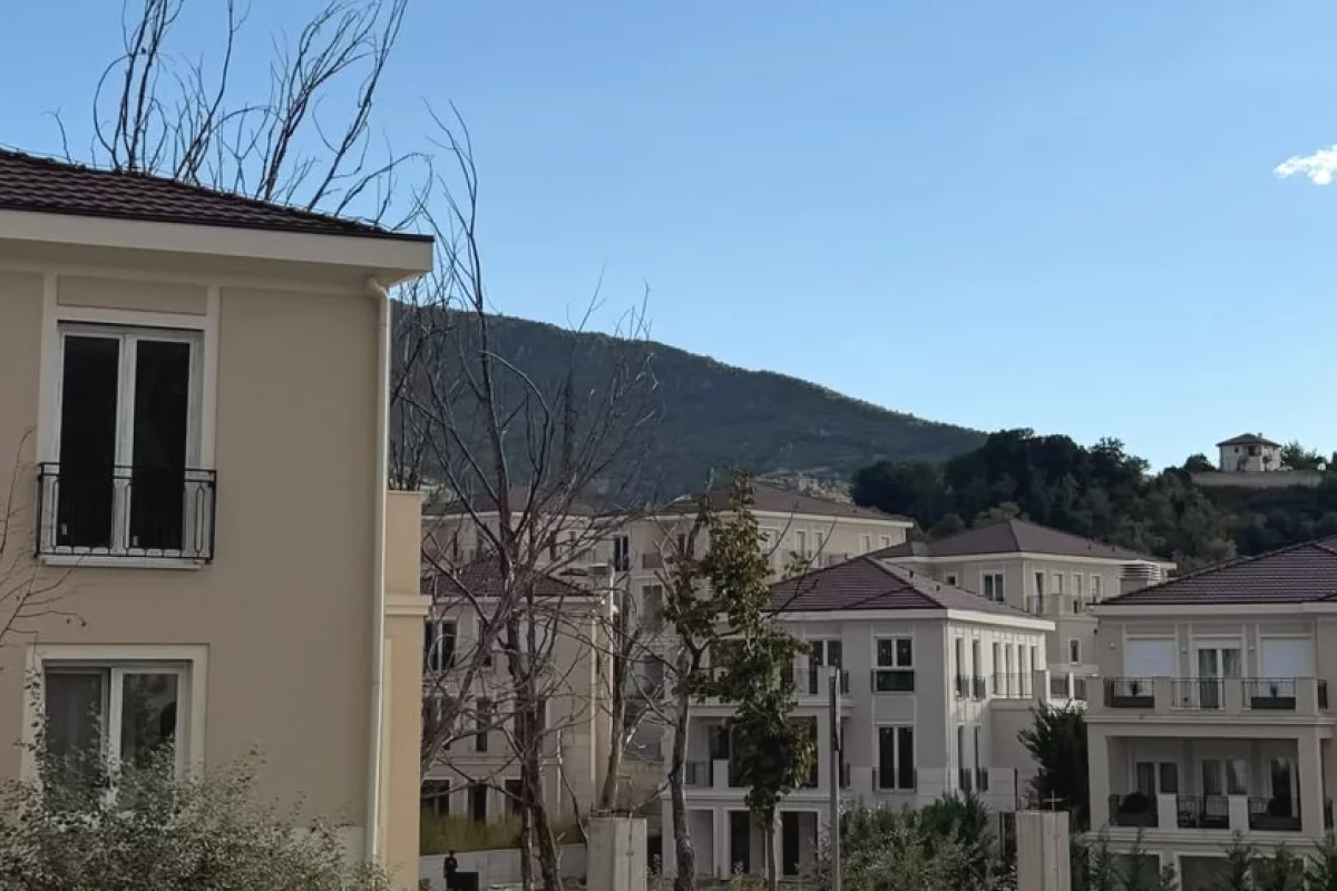 Shtepi ne shitje Vila Luksoze ne Tirane, 4+1, Mobilimi Bosh, pa mobiluar, Pagesa 1,100,000  Euro.