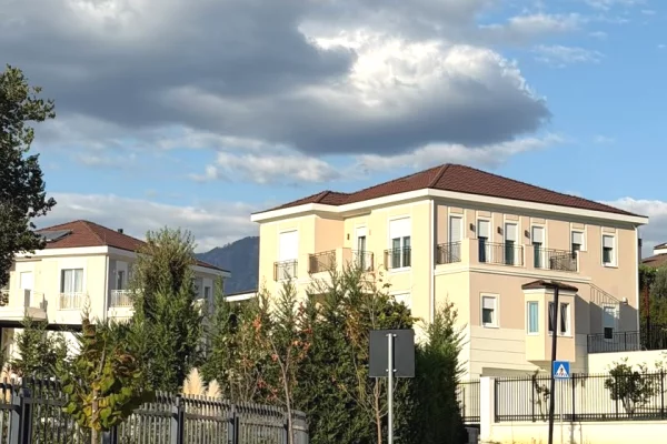 Shtepi ne shitje Vila Luksoze ne Tirane, 5+1, Mobilimi Bosh, pa mobiluar, Pagesa 1,650,000  Euro.