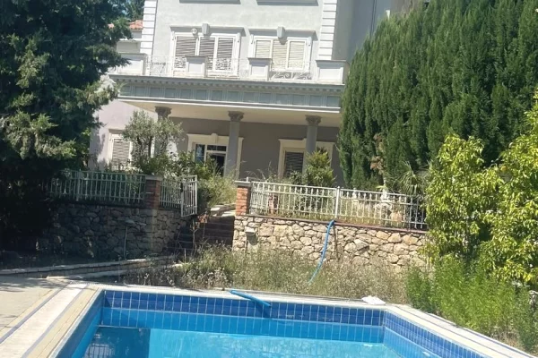 Shtepi ne shitje Vila Luksoze ne Tirane, 6+1, Mobilimi Bosh, pa mobiluar, Pagesa 76,500,000  Leke.