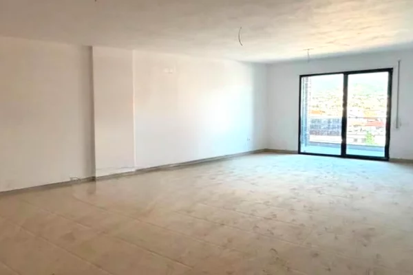 Shtepi ne shitje Apartament ne Tirane, 3+1, Mobilimi Bosh, pa mobiluar, Pagesa 229,650  Euro.