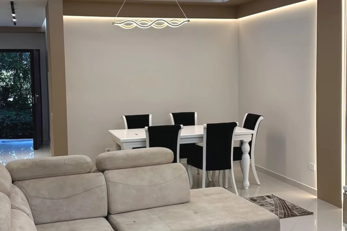 Shtepi me qera Duplex(shtepi me 2 kate) ne Tirane, 4+1, Mobilimi E mobiluar, Pagesa 1,300  Euro.