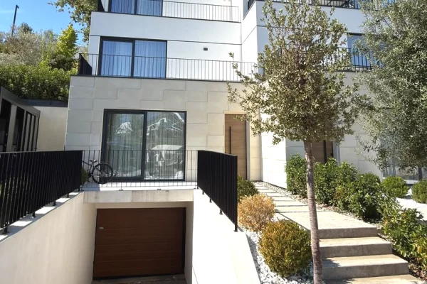 Shtepi ne shitje Vila Luksoze ne Tirane, 4+1, Mobilimi E mobiluar, Pagesa 2,000,000  Euro.