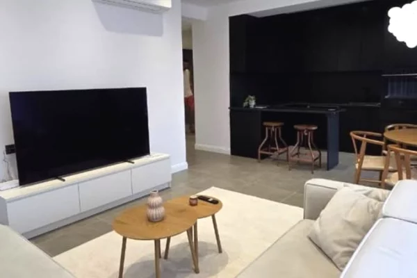 Shtepi me qera Apartament ne Tirane, 3+1, Mobilimi E mobiluar, Pagesa 1,500  Euro.