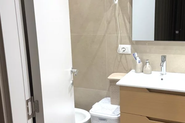 Shtepi me qera Apartament ne Tirane, 2+1, Mobilimi E mobiluar, Pagesa 85,000  Leke.