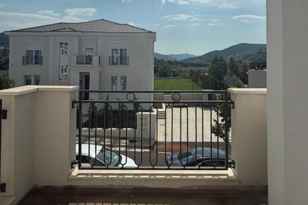 Shtepi ne shitje Vila Luksoze ne Tirane, 4+1, Mobilimi Bosh, pa mobiluar, Pagesa 1,300,000  Euro.