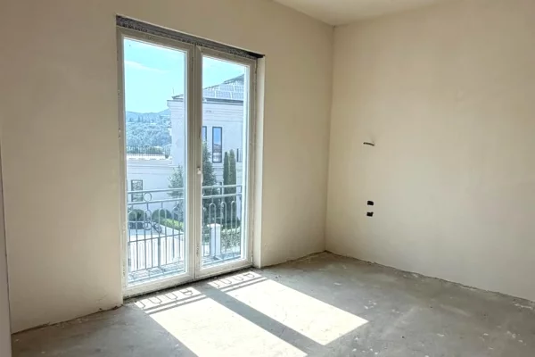Shtepi ne shitje Vila Luksoze ne Tirane, 4+1, Mobilimi Bosh, pa mobiluar, Pagesa 1,300,000  Euro.