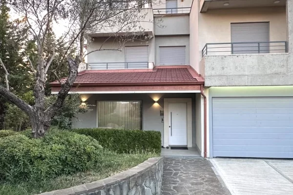 Shtepi ne shitje Vila Luksoze ne Tirane, 3+1, Mobilimi E mobiluar, Pagesa 900,000  Euro.