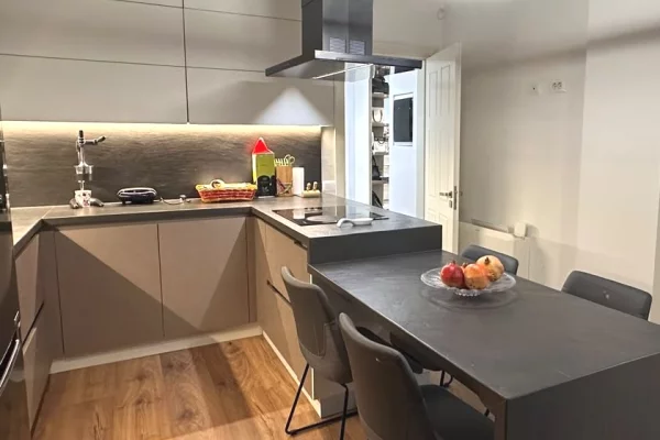 Shtepi ne shitje Vila Luksoze ne Tirane, 3+1, Mobilimi E mobiluar, Pagesa 900,000  Euro.