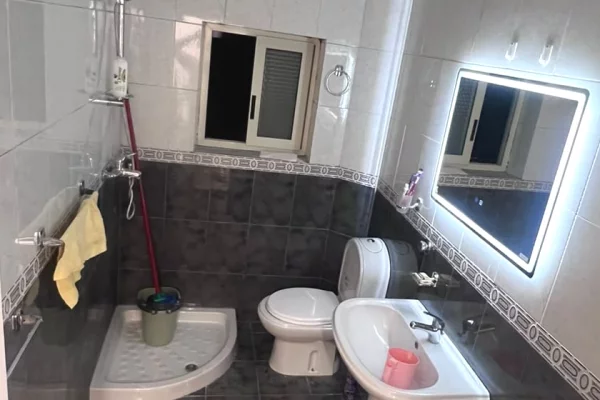 Shtepi me qera Apartament ne Tirane, 1+1, Mobilimi E mobiluar, Pagesa 60,000  Leke.