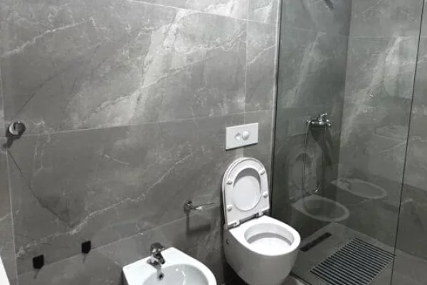 Shtepi me qera Apartament ne Tirane, 3+1, Mobilimi E mobiluar, Pagesa 2,300  Euro.