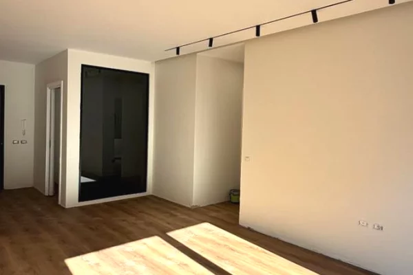 Shtepi ne shitje Apartament ne Tirane, 2+1, Mobilimi Bosh, pa mobiluar, Pagesa 355,000  Euro.