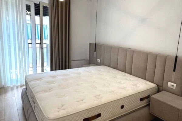Shtepi me qera Apartament ne Tirane, 3+1, Mobilimi E mobiluar, Pagesa 2,300  Euro.