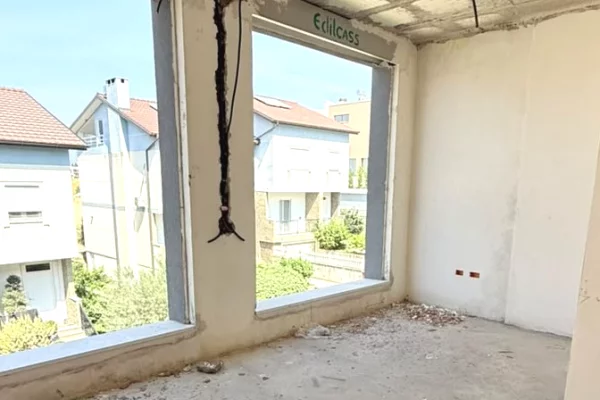 Shtepi ne shitje Vila Luksoze ne Tirane, 3+1, Mobilimi Bosh, pa mobiluar, Pagesa 500,000,000  Leke.