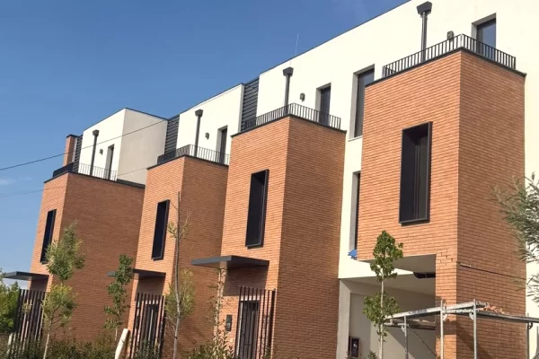 Shtepi ne shitje Vila Luksoze ne Tirane, 3+1, Mobilimi Bosh, pa mobiluar, Pagesa 630,000  Euro.